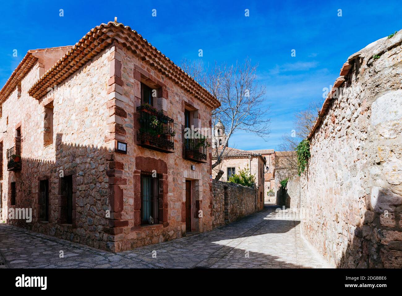 Alte Steinhäuser auf den Straßen von Medinaceli, Soria, Castilla y León, Spanien, Europa. Stockfoto