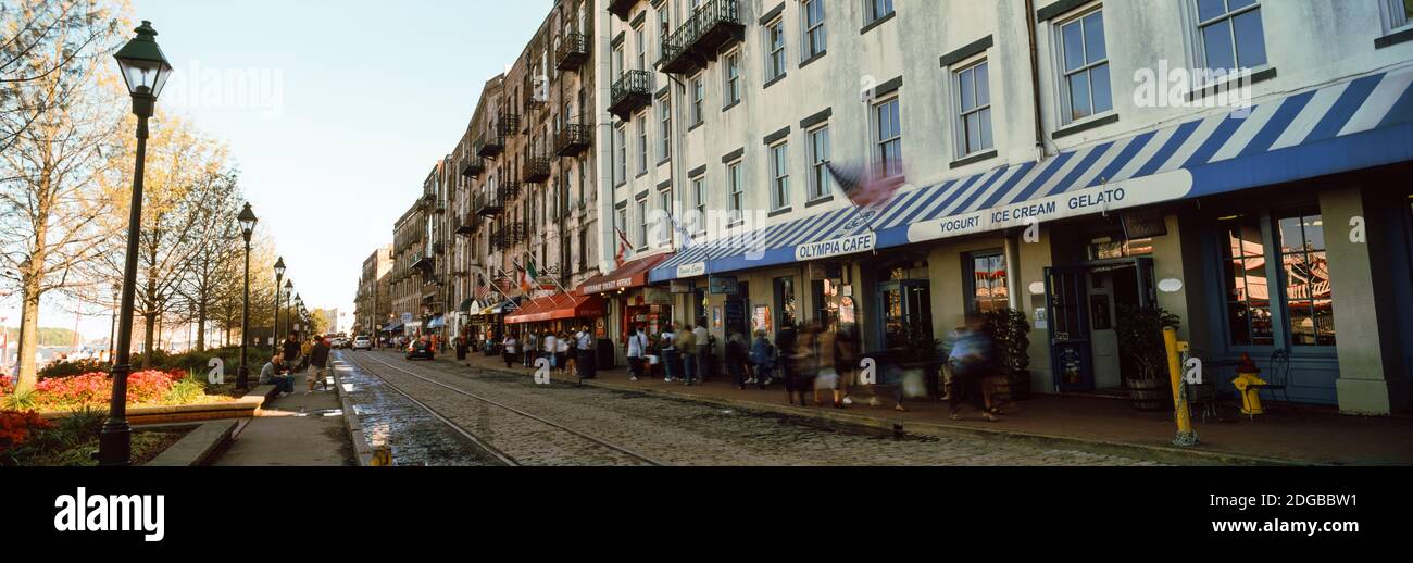 Touristen und Geschäfte entlang des Flussufers, Savannah, Georgia, USA Stockfoto
