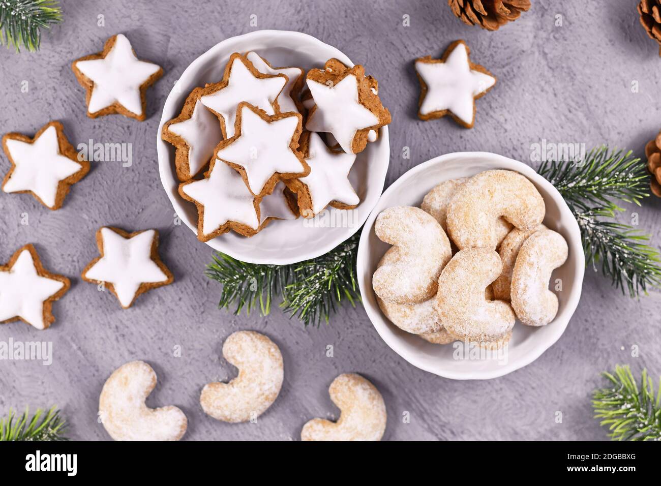 Schalen mit traditionellen deutschen und österreichischen Weihnachtsplätzchen, eine gefüllt mit Zimt-Stern-Kekse, die andere mit crecent geformten Mandelgebäck Stockfoto