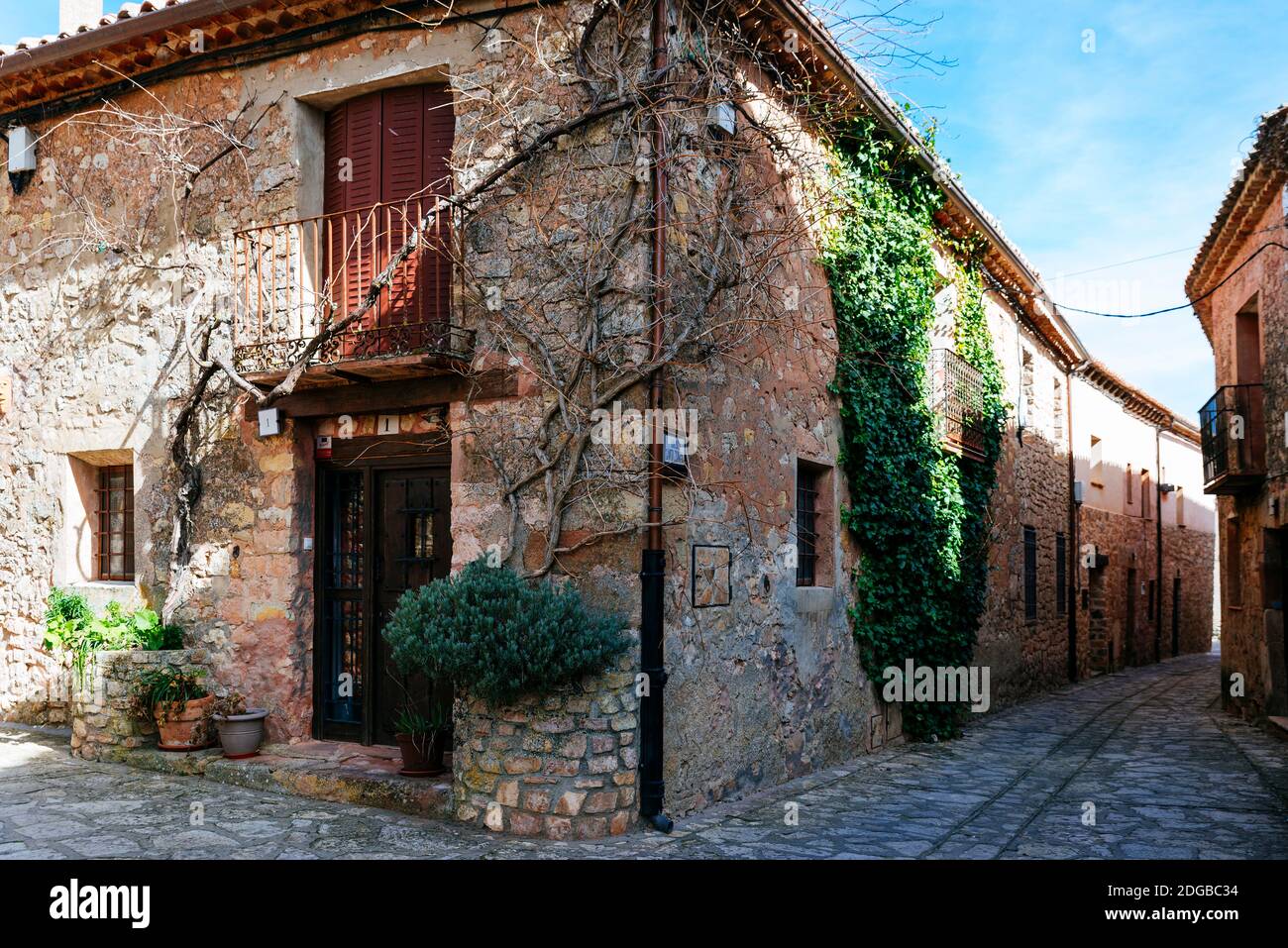 Alte Steinhäuser auf den Straßen von Medinaceli, Soria, Castilla y León, Spanien, Europa. Stockfoto