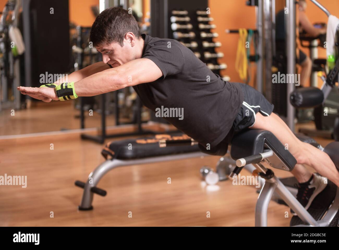 Übungen im unteren Rücken zur Stärkung der Muskeln für die Gesundheit der  Wirbelsäule. Fitness-Mann tun Superman Übung Training mit den Armen erhöhen  Stockfotografie - Alamy