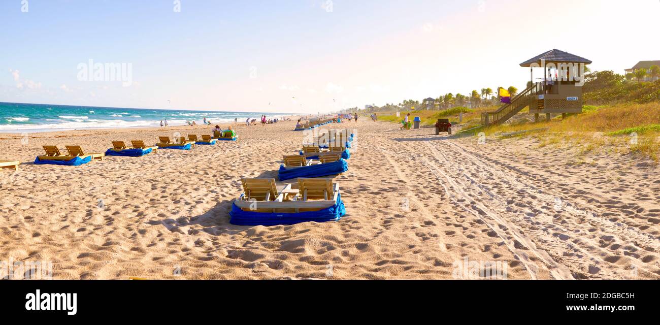 Liegestühle und Rettungsschwimmer Hütte am Strand, Delray Beach, Palm Beach County, Florida, USA Stockfoto