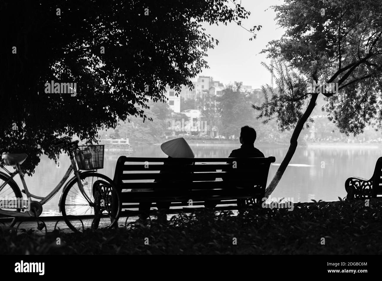 Hoan Kiem Lake Pärchen sitzt auf der Bank Stockfoto