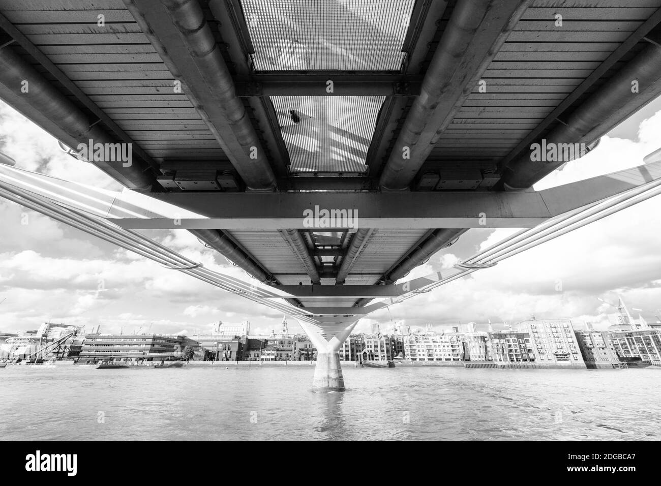 Millennium Bridge von Meereshöhe Stockfoto