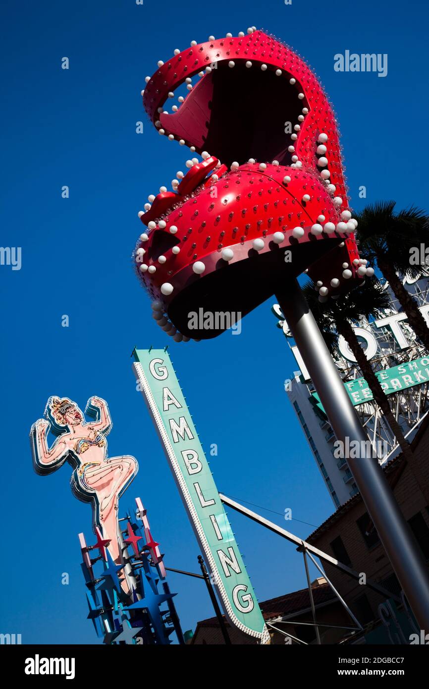 Ruby Pantoffel Neonschild in einer Stadt, El Cortez Hotel und Casino, Fremont Street, Las Vegas, Nevada, USA Stockfoto