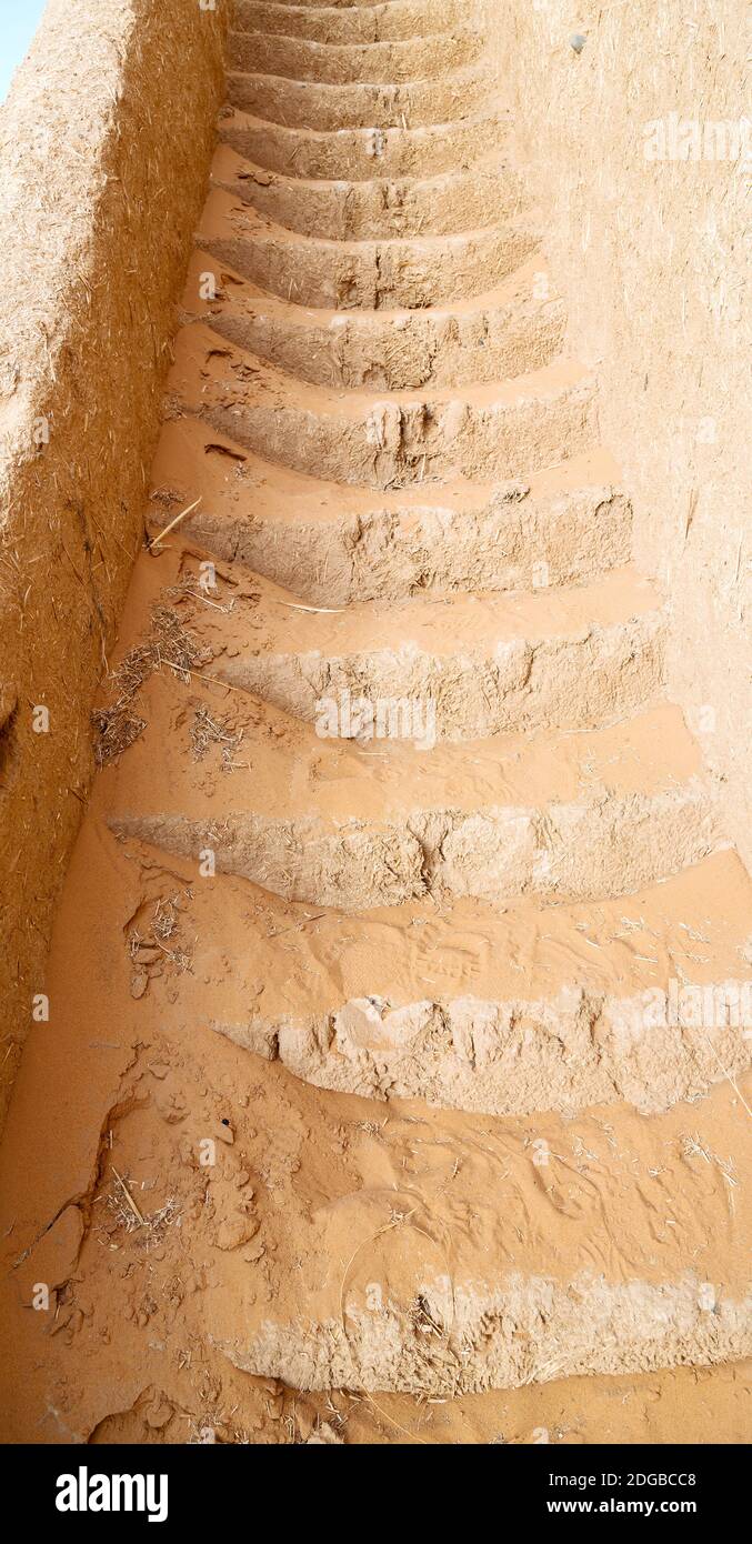 Die alte Burg schmutzig und voller Wüstensand Stockfoto