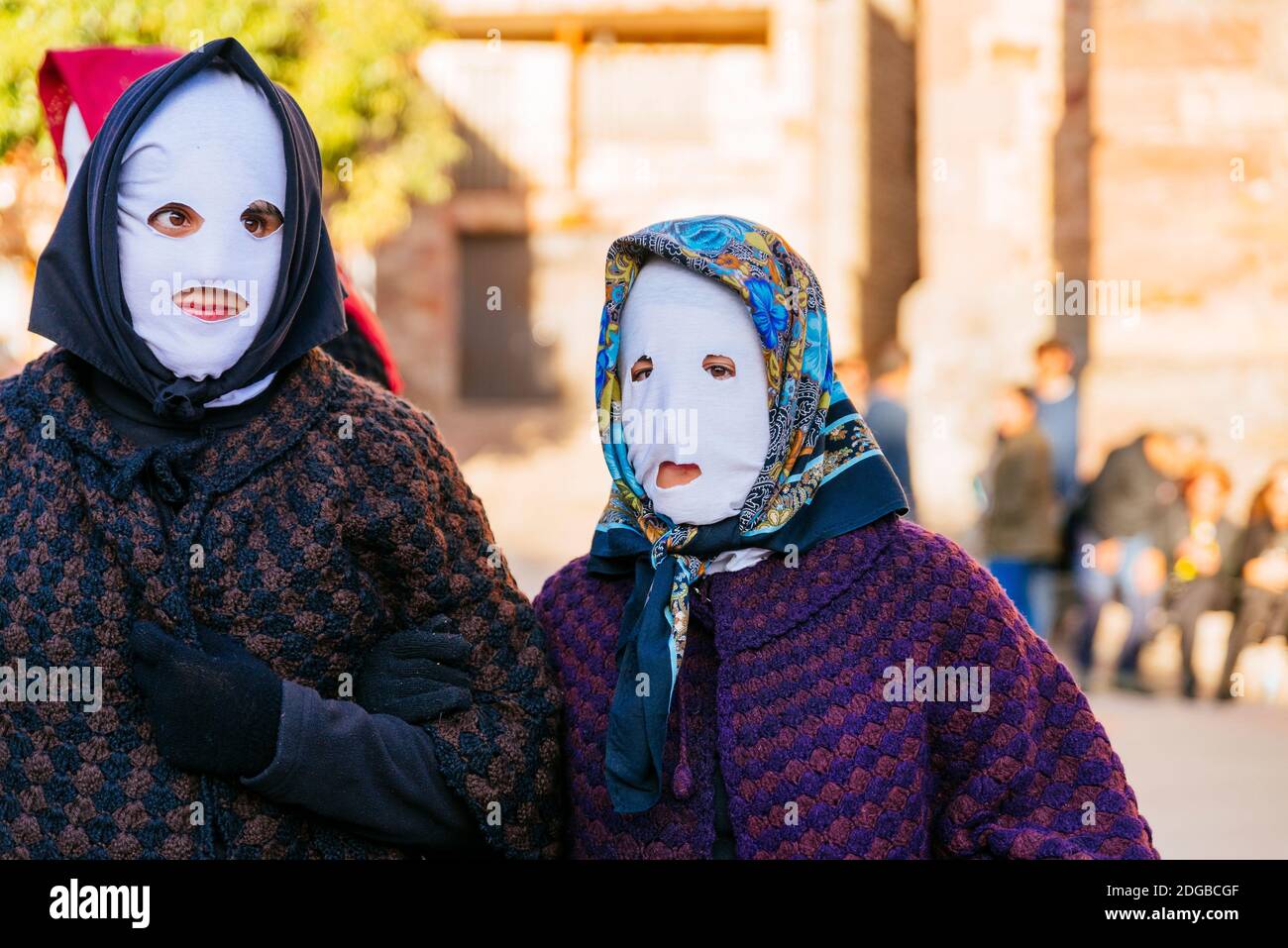 Mascaritas - Maskierte Figuren. Karneval Von Luzon. Zwei Charaktere sind die Protagonisten der Luzon Karneval, Teufel und maskierte Figuren - Diablos y mascarit Stockfoto