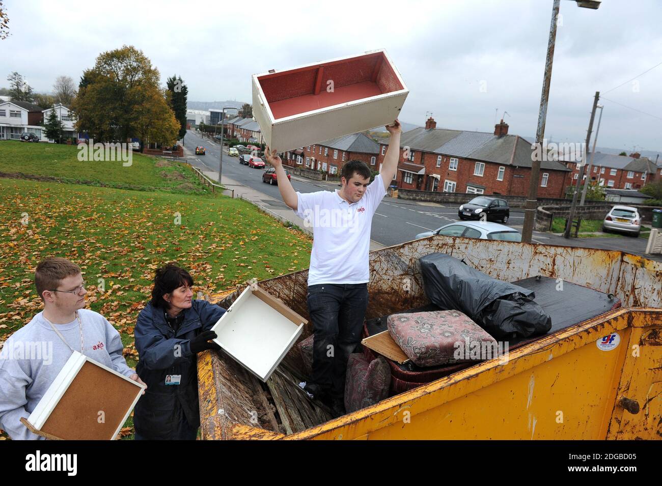 Menschen, die ihre Gegend in Sandwell, West Midlands, Großbritannien, aufräumen. 2011 Stockfoto