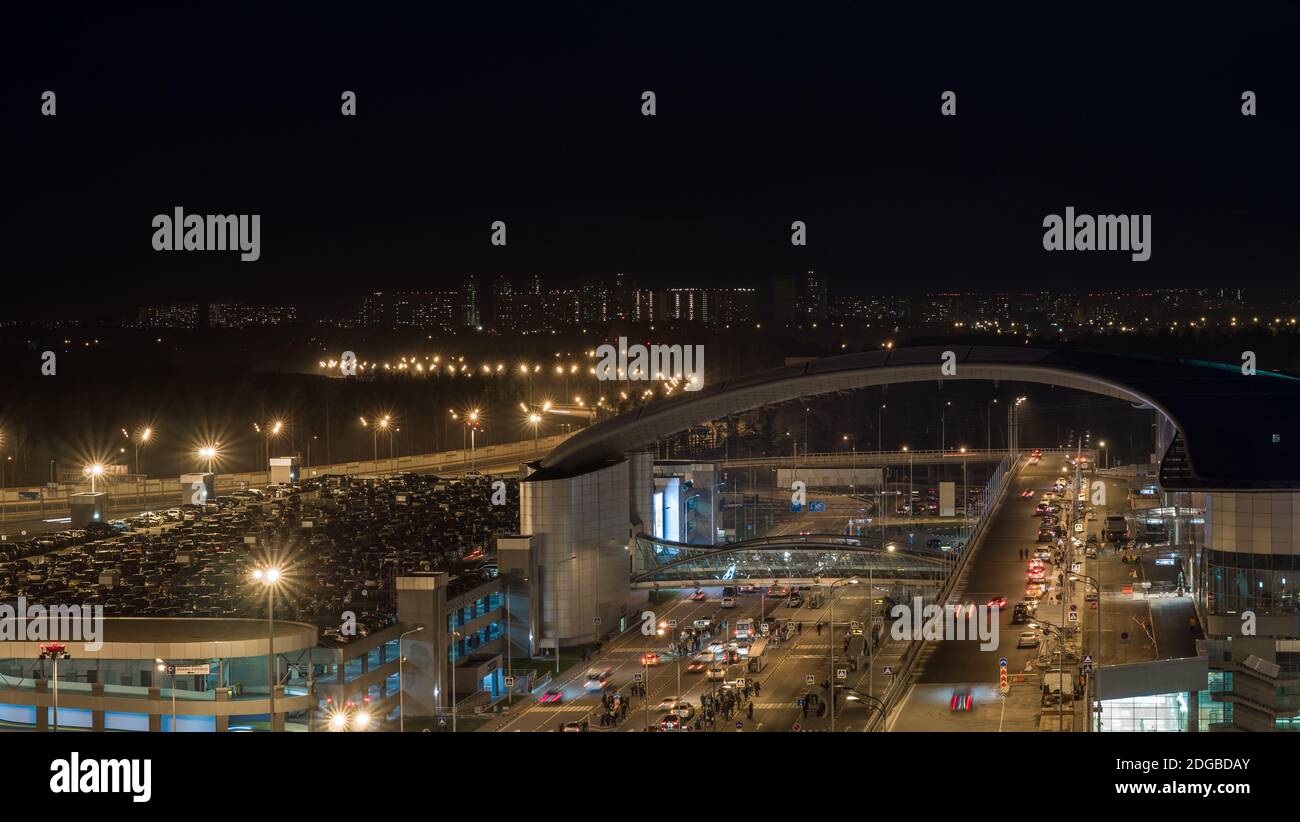 Viel Autoverkehr in der Nacht beleuchtete Stadt Stockfoto