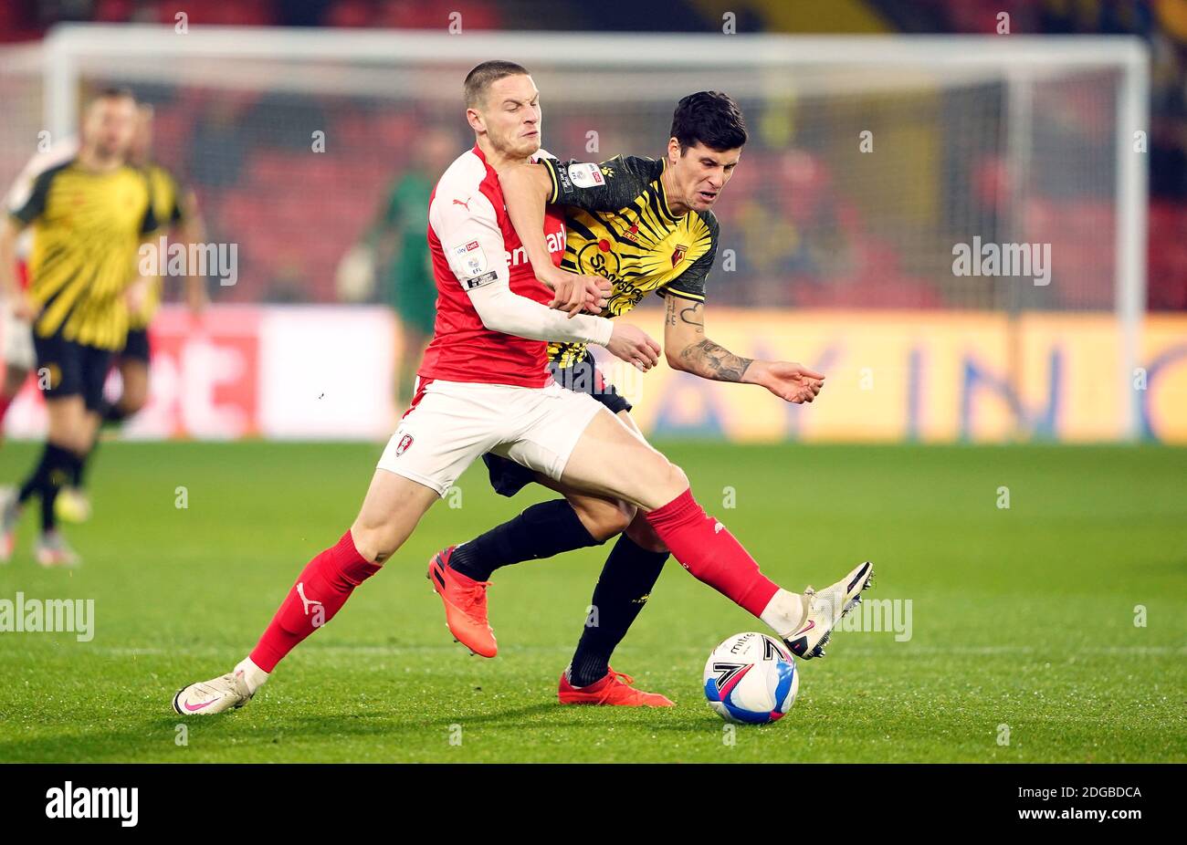 Ben Wiles von Rotherham United und Stipe Perica von Watford (rechts) kämpfen während des Sky Bet Championship-Spiels in der Vicarage Road, London, um den Ball. Stockfoto