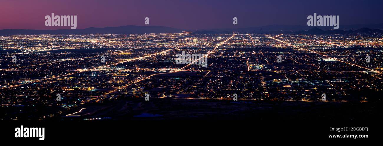 Luftaufnahme einer nachts beleuchteten Stadt, Phoenix, Maricopa County, Arizona, USA Stockfoto