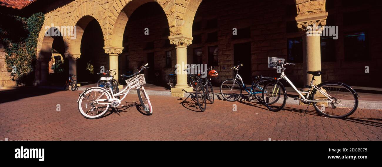 Fahrräder im Innenhof einer Universität, Stanford University, Palo Alto, California, USA Stockfoto