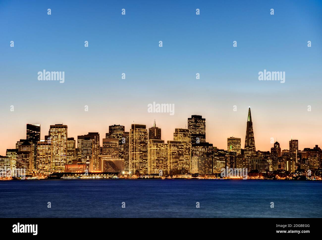 Wolkenkratzer am Wasser von Treasure Island, San Francisco, Kalifornien, USA Stockfoto