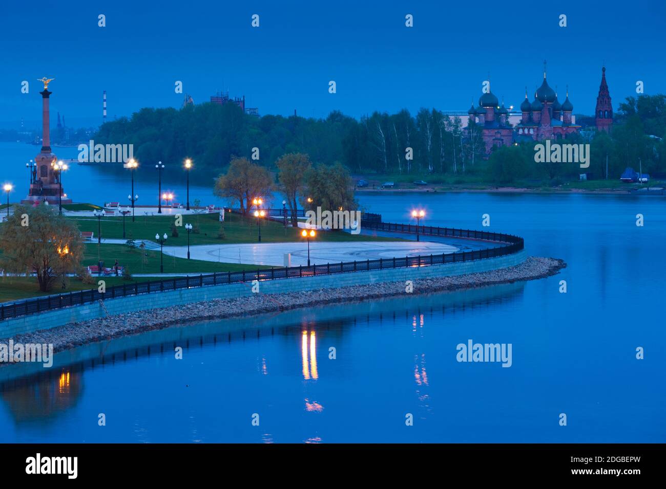 Erhöhte Ansicht der Strelka am Abend, Wolga Flussufer, Jaroslawl, Russland Stockfoto