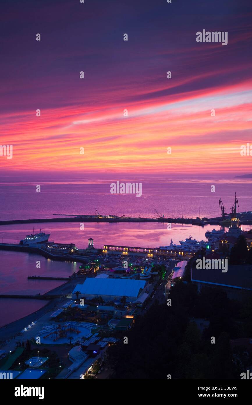 Erhöhter Blick auf Sea Terminal bei Sonnenuntergang, Lighthouse Beach, Sotschi, Schwarzmeerküste, Krasnodar Region, Russland Stockfoto