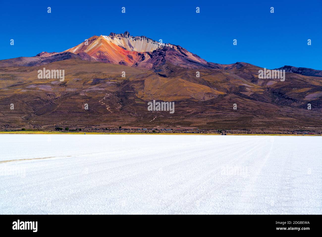 Blick auf den Salar de Uyuni Volcan Tunupa und das Dorf Von Coqueza Stockfoto