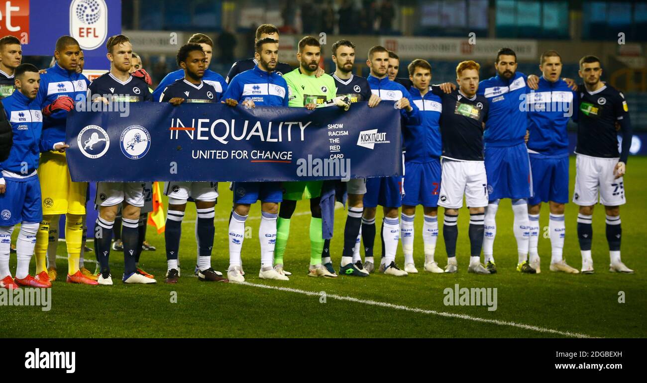 LONDON, Vereinigtes Königreich, DEZEMBER 08: QPR und Millwall Spieler verbinden Arme, anstatt das Knie vor Kick offduring Sky Bet Championship zwischen Millwall und der Queens Park Rangers im Den Stadium, London am 08. Dezember, 2020 Credit: Action Foto Sport/Alamy Live News Stockfoto