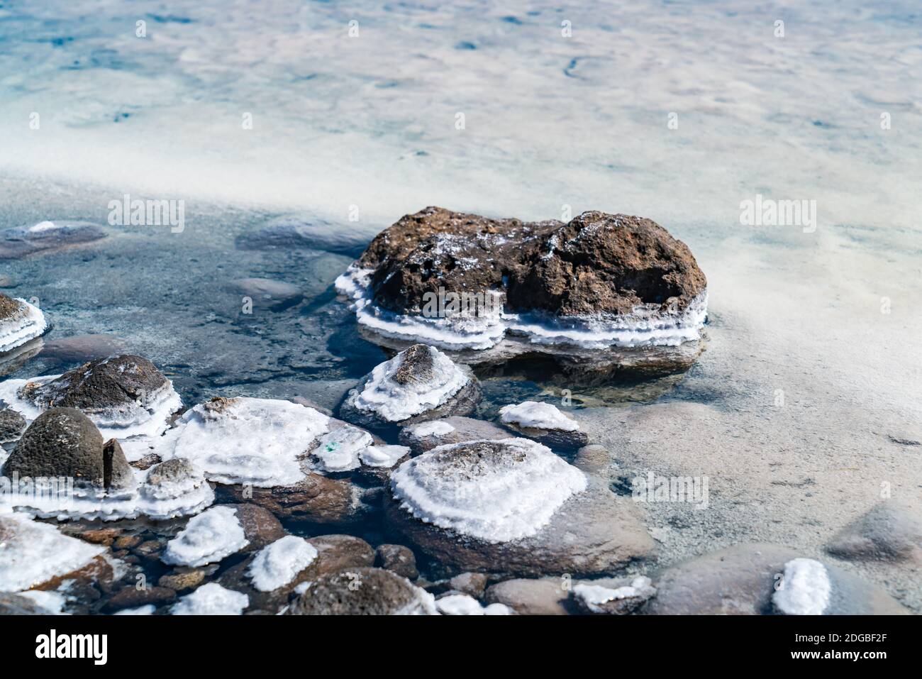 Niederschläge von Salz auf den vulkanischen Felsen in Salar de Uyuni, der weltweit größten Salzflachlandschaft Stockfoto