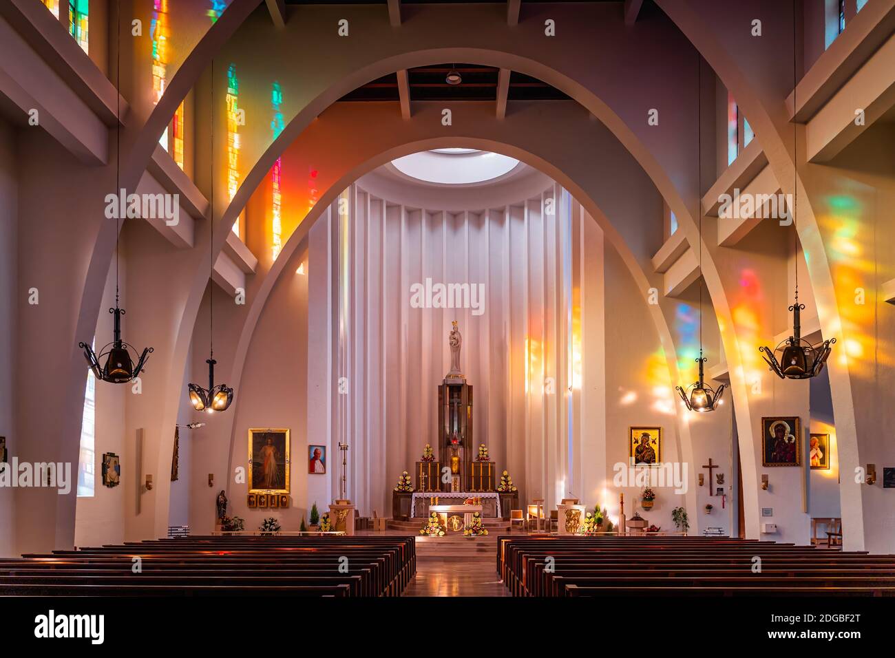 Szczecin Polen Juni 2019 Innere der römisch-katholischen Kirche, Pfarrei der Heiligen Familie. Mehrfarbige Lichtmuster aus Licht, das durch Buntglas scheint Stockfoto
