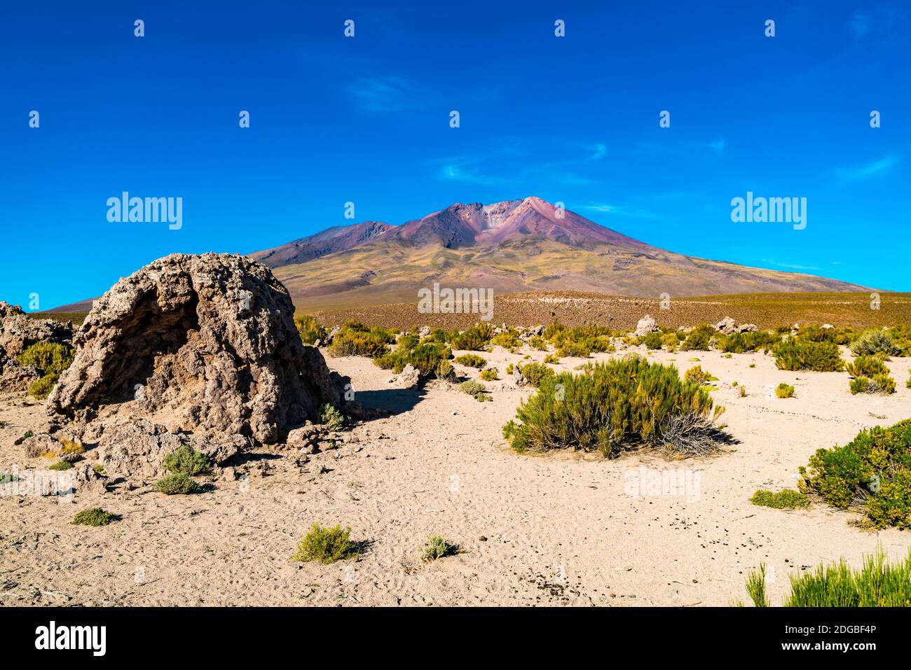 Blick auf den Höhenvulkan Tunupa am Rande Der Uyuni Salt Flat Stockfoto