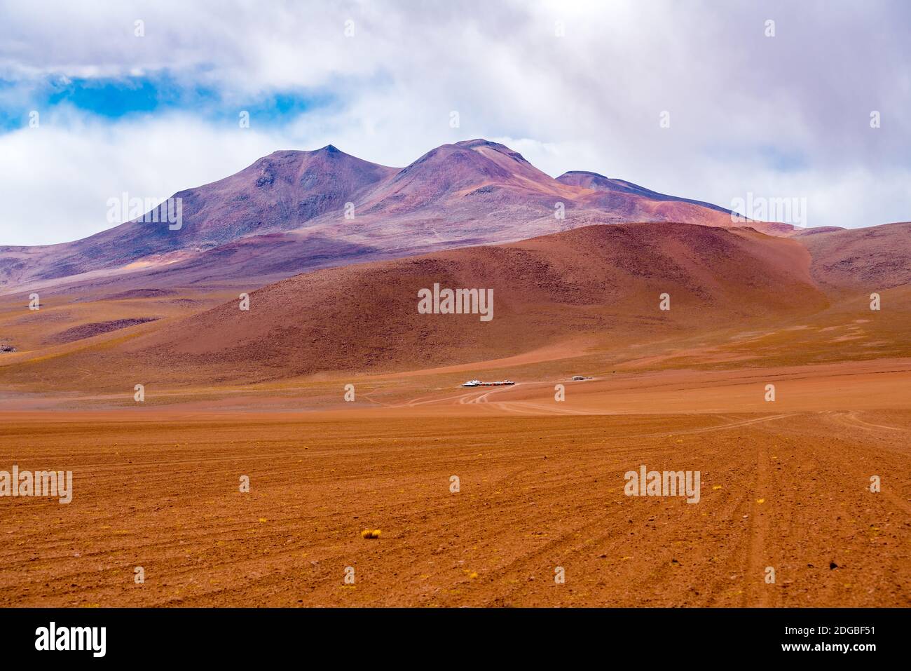 Hügelige Landschaft am schlafenden Vulkan in Uyuni Stockfoto