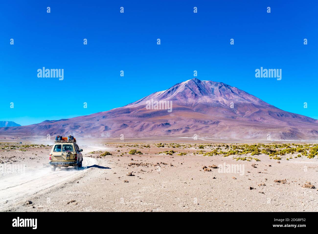 Blick auf den schlafenden Vulkan Tunupa am Rande des Die Uyuni Salt Flat in Bolivien Stockfoto