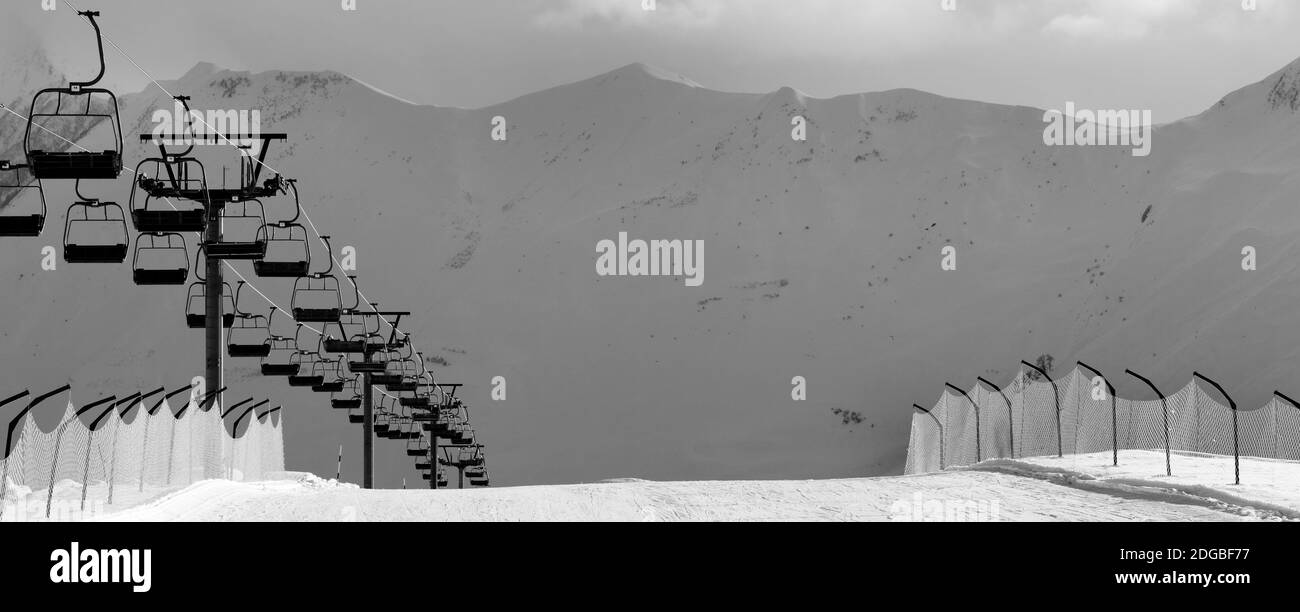 Schwarz / weiß Aussicht auf Schnee Ski Piste und Seilbahn. Kaukasus-Gebirge. Georgien, Region Gudauri Abend. Stockfoto