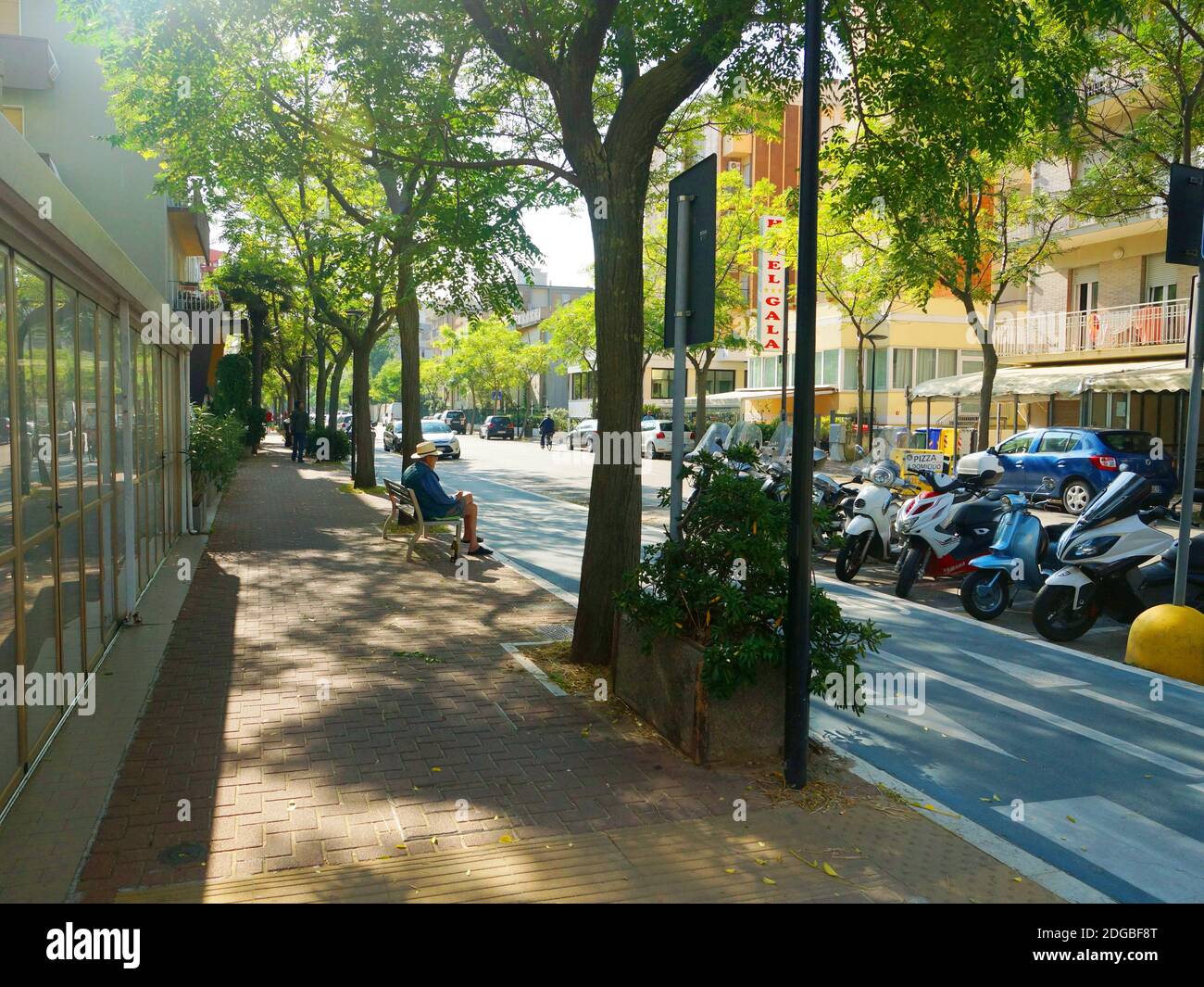 Straße im Ferienort Pesaro. Europa, Italien, Marken, Pesaro. Stockfoto