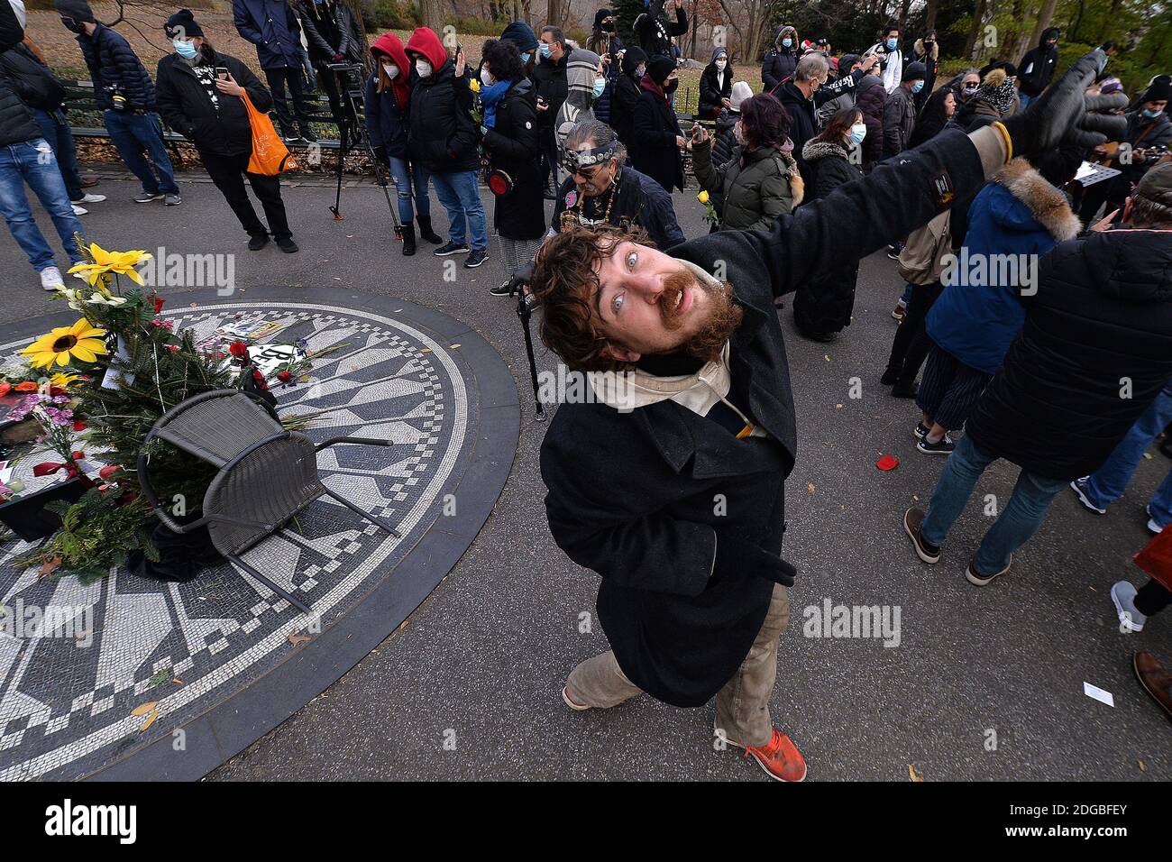 New York, USA. Dezember 2020. Dylan Hamilton tanzt um das Imagine Mosaik in Strawberry Fields im Central Park, um an den 40. Todestag des Musikers John Lennon zu erinnern, New York, NY, 8. Dezember 2020. Der ehemalige Beatle wurde am Abend des 8. Dezember 1980 von einem Fan vor seiner Residenz The Dakota auf Manhattans Upper West Side erschossen. (Foto von Anthony Behar/Sipa USA) Quelle: SIPA USA/Alamy Live News Stockfoto