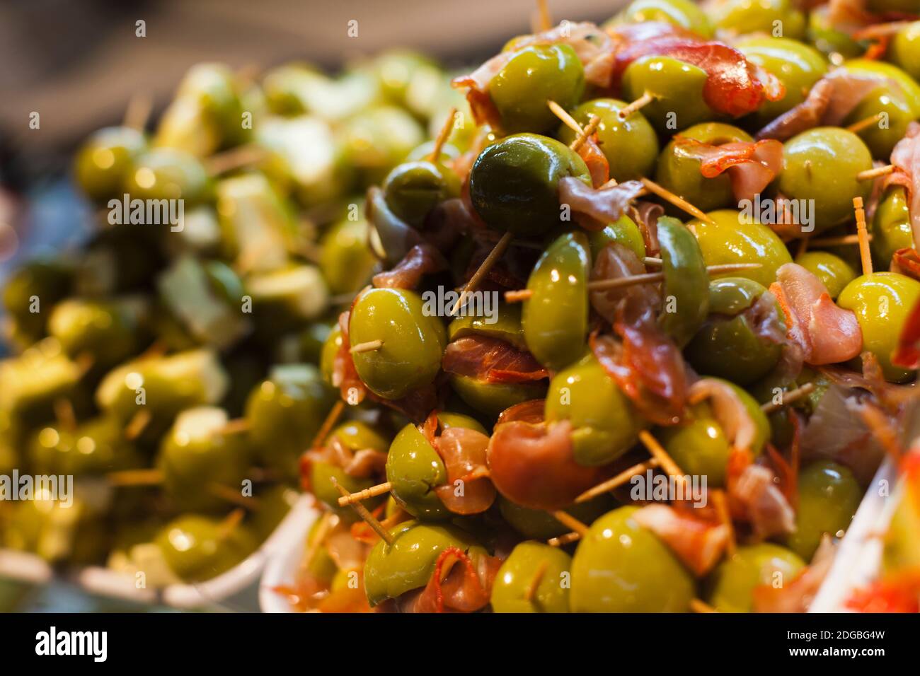 Tapas mit gefüllten Oliven an einem Marktstand, Markt von San Miguel, Plaza de San Miguel, Madrid, Spanien Stockfoto