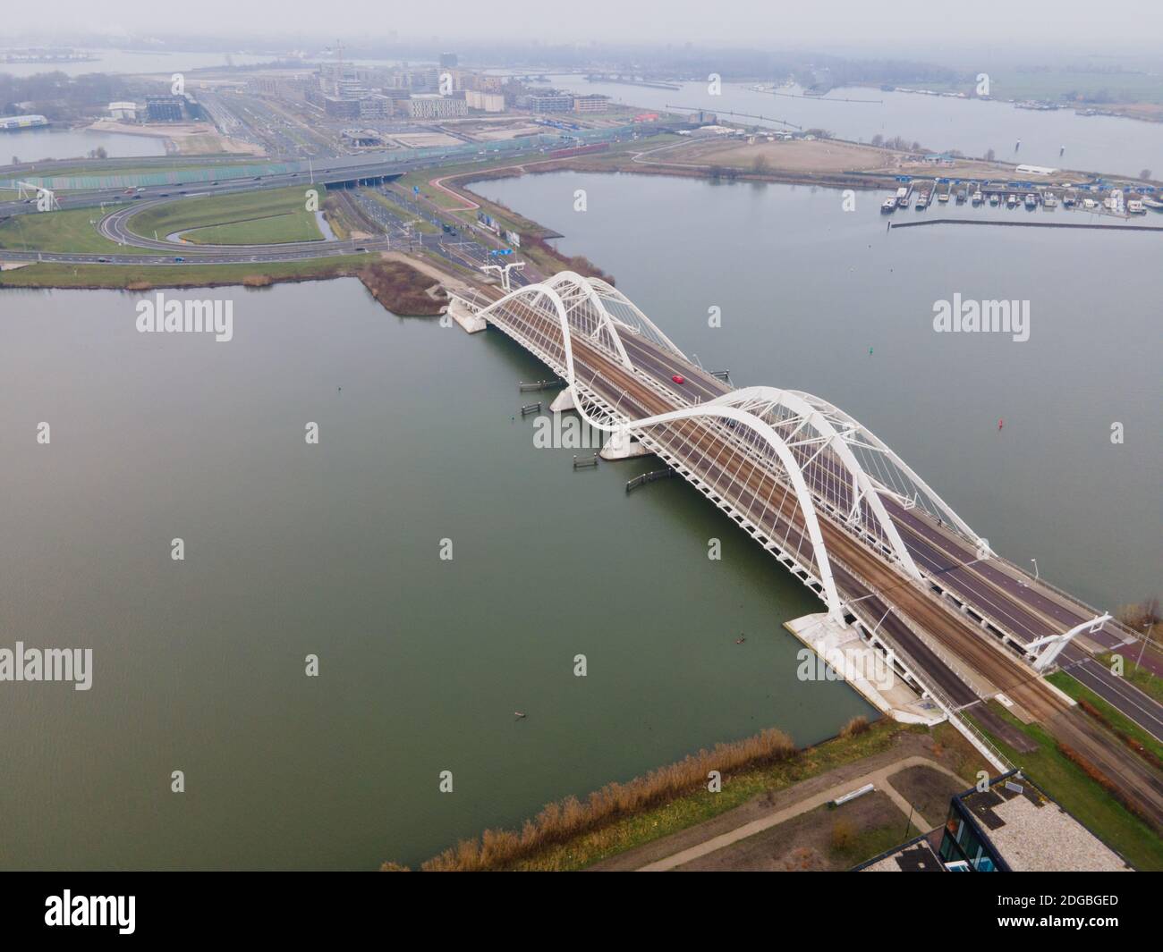 Luftdrohnenvideo des Enneus Heermabrug in Amsterdam, Niederlande zu IJburg und Steigereiland Amsterdam Oost Ost. Stockfoto