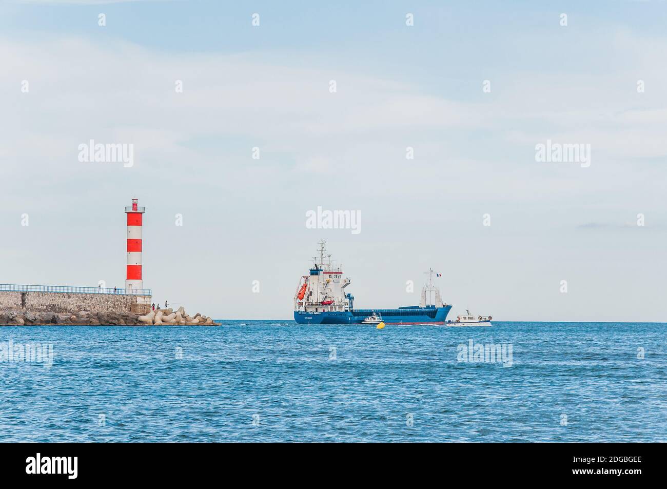 Leuchtturm von Port-La-Nouvelle in rot und weiß am wolkigen Himmel Stockfoto