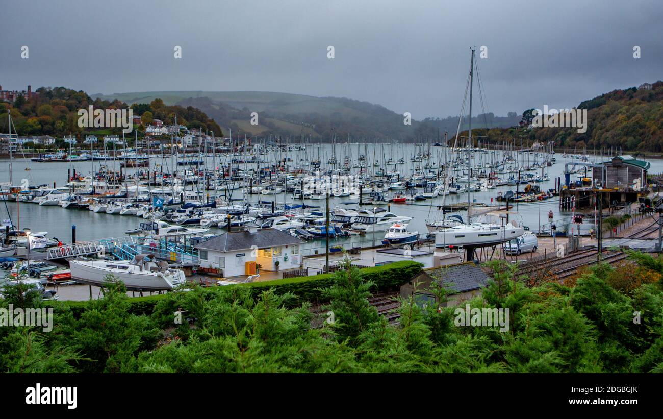 Dartmouth Mündung mit Hafen, Kinswear, Creek, Schloss, St. Petroc und Dampfeisenbahn - Oktober 2020 Stockfoto