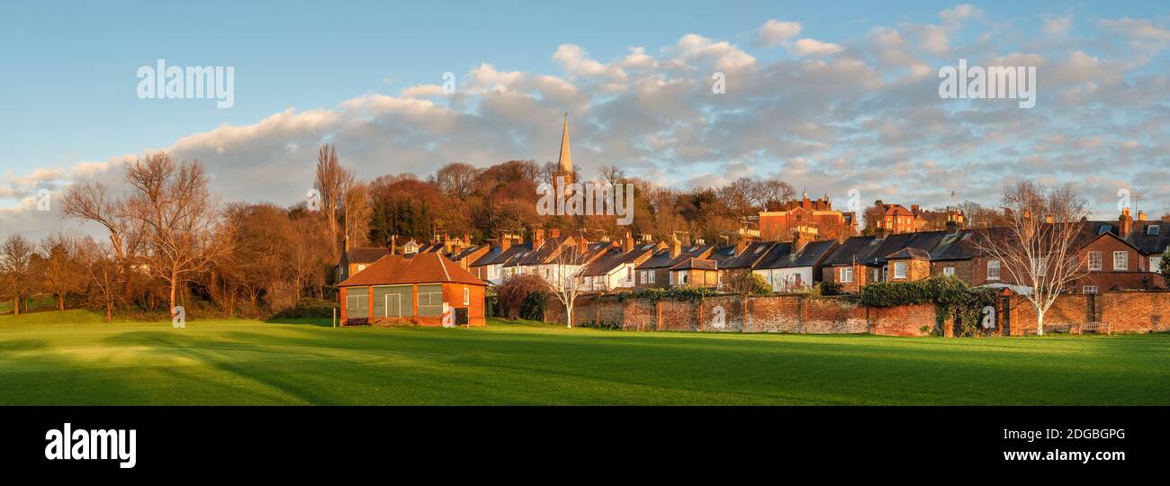 Panoramalandschaft von Harrow auf der Hill Stadt im Großraum London mit sichtbaren Harrow Schulgebäuden auf der Spitze, England Stockfoto