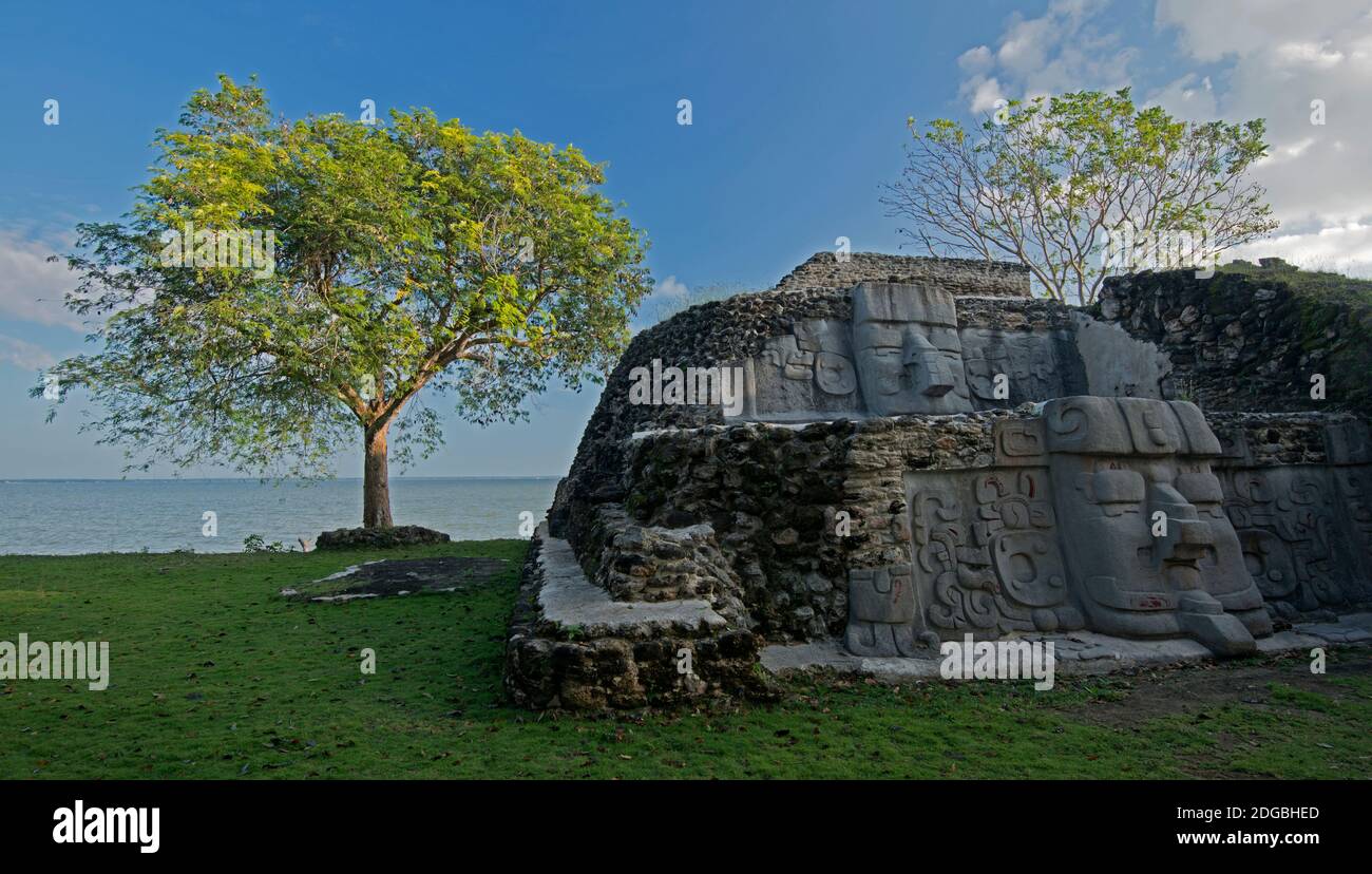 Blick auf die Ruinen von Cerros Maya in der archäologischen Stätte von Cerros Maya, Chetumal Bay, Corozal, Belize Stockfoto