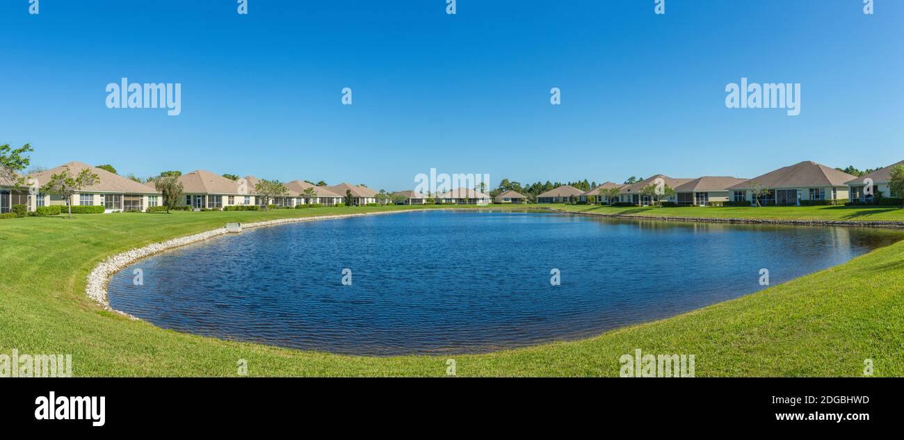 Häuser rund um einen kleinen See in North Port, Florida, USA Stockfoto