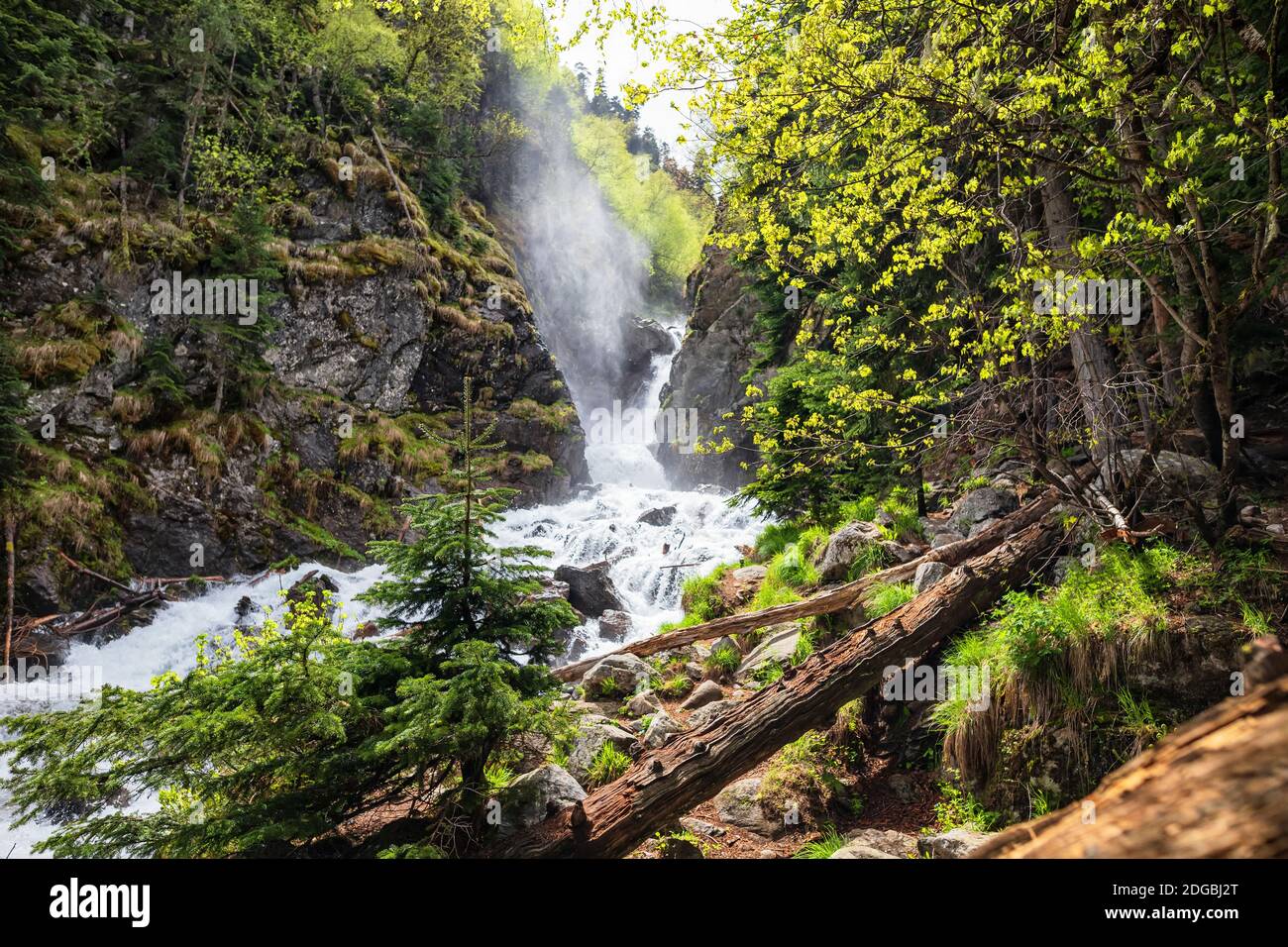 Stürmischer Gebirgsfluss geht unmittelbar danach ins Tal hinab Der Wasserfall Stockfoto