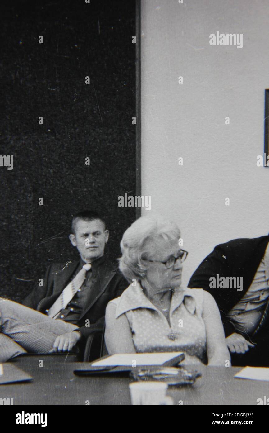 Schöne Schwarzweiß-Fotografie aus den 1970er Jahren eines Geschäftstreffens mit Büroprofis in einem riesigen Konferenzraum. Stockfoto