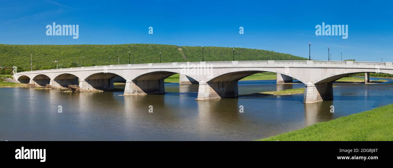 Centerway Bridge über Chemung River, Corning, Steuben County, New York State, USA Stockfoto