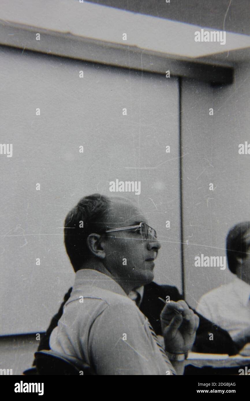 Schöne Schwarzweiß-Fotografie aus den 1970er Jahren eines Geschäftstreffens mit Büroprofis in einem riesigen Konferenzraum. Stockfoto