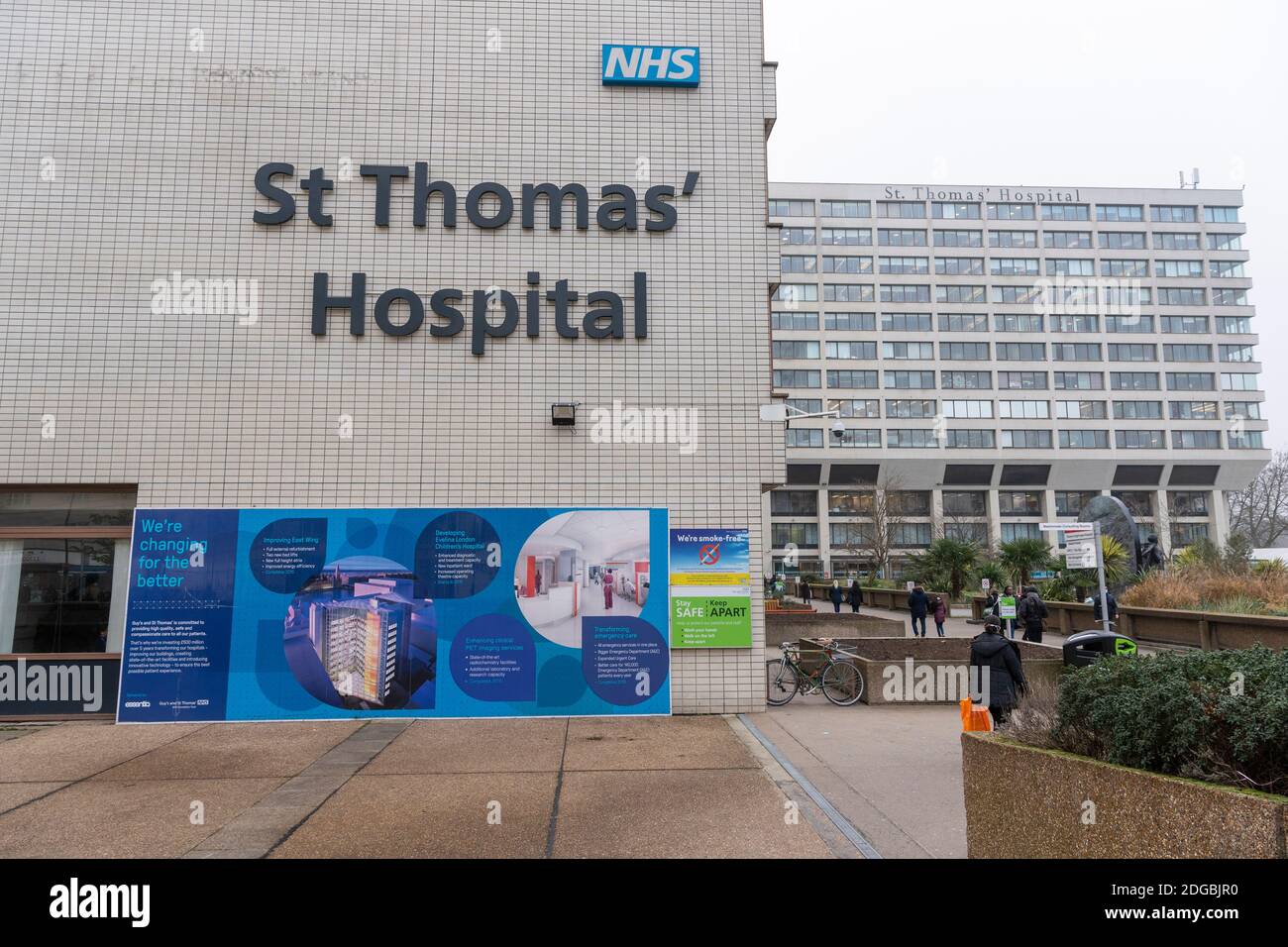 Dezember 2020. London, Großbritannien das St. Thomas’ Hospital ist eines der ersten Krankenhäuser, das über 80 Jahre alte ältere Menschen, Pflegepersonal und Mitarbeiter des nationalen Gesundheitsdienstes mit der Covid-Impfung von Pfizer/BioNTech versorgt. Das Vereinigte Königreich ist das erste Land der Welt, das die Verwendung eines Covid 19-Impfstoffs genehmigt hat. Foto von Ray Tang, Stockfoto