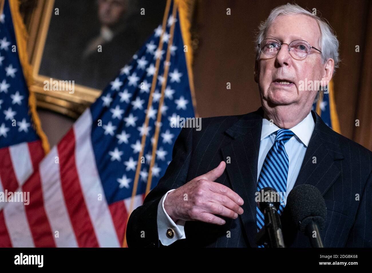 Washington, USA. Dezember 2020. Der Mehrheitsführer des Senats, Mitch McConnell, ein Republikaner aus Kentucky, spricht während einer Pressekonferenz nach einer wöchentlichen Sitzung mit dem republikanischen Unterausschuss des Senats im US-Kapitol in Washington, DC, USA, am Dienstag, den 8. Dezember 2020. Fast eine Woche, nachdem die Führer des demokratischen Kongresses von ihrer Forderung nach einem Multi-Billionen-Dollar-Konjunkturpaket nach unten kletterten, fuhr der Mehrheitsführer des Senats McConnell fort, seinen eigenen Plan zu vertuen und die Aussichten für einen Kompromiss zu gefährden. Foto von Sarah Silbiger/Pool/Sipa USA) Quelle: SIPA USA/Alamy Live News Stockfoto