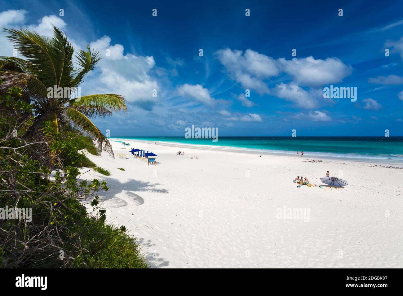 Blick auf Touristen auf Pink Sands Beach, Dunmore Town, Harbour Island, Eleuthera Island, Bahamas Stockfoto