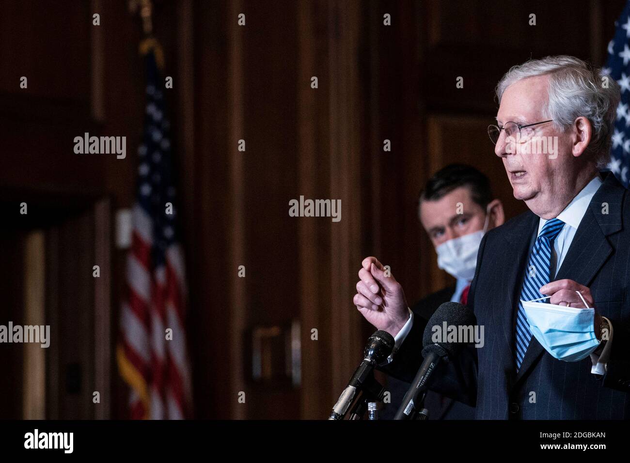 Washington, USA. Dezember 2020. Der Mehrheitsführer des Senats, Mitch McConnell, ein Republikaner aus Kentucky, spricht während einer Pressekonferenz nach einer wöchentlichen Sitzung mit dem republikanischen Unterausschuss des Senats im US-Kapitol in Washington, DC, USA, am Dienstag, den 8. Dezember 2020. Fast eine Woche, nachdem die Führer des demokratischen Kongresses von ihrer Forderung nach einem Multi-Billionen-Dollar-Konjunkturpaket nach unten kletterten, fuhr der Mehrheitsführer des Senats McConnell fort, seinen eigenen Plan zu vertuen und die Aussichten für einen Kompromiss zu gefährden. Foto von Sarah Silbiger/Pool/Sipa USA) Quelle: SIPA USA/Alamy Live News Stockfoto