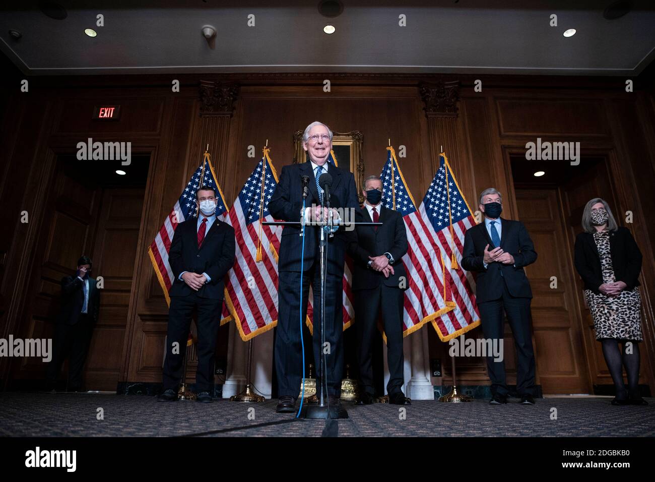 Washington, USA. Dezember 2020. Der Mehrheitsführer des Senats, Mitch McConnell, ein Republikaner aus Kentucky, spricht während einer Pressekonferenz nach einer wöchentlichen Sitzung mit dem republikanischen Unterausschuss des Senats im US-Kapitol in Washington, DC, USA, am Dienstag, den 8. Dezember 2020. Fast eine Woche, nachdem die Führer des demokratischen Kongresses von ihrer Forderung nach einem Multi-Billionen-Dollar-Konjunkturpaket nach unten kletterten, fuhr der Mehrheitsführer des Senats McConnell fort, seinen eigenen Plan zu vertuen und die Aussichten für einen Kompromiss zu gefährden. Foto von Sarah Silbiger/Pool/Sipa USA) Quelle: SIPA USA/Alamy Live News Stockfoto