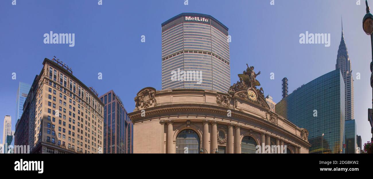 Niedrige Ansicht eines Gebäudes mit Turm im Hintergrund, Grand Central Station, Madison Avenue, New York City, New York State, USA Stockfoto