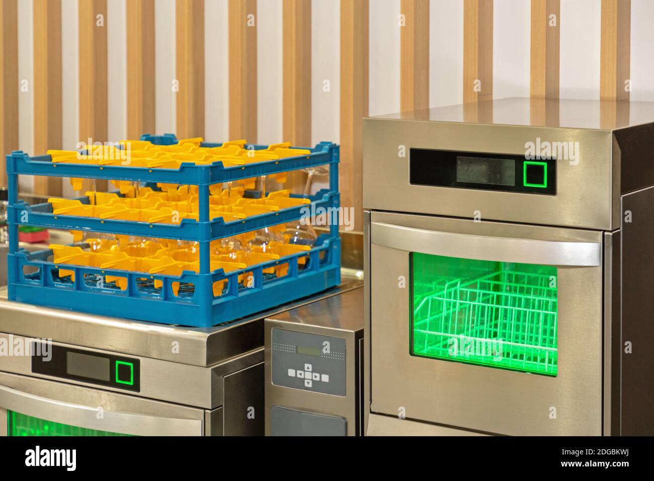 Geschirrspüler Glasregal an der Arbeitsplatte in der Restaurant-Küche Stockfoto