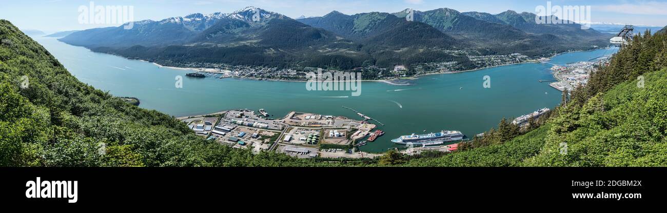 Erhöhte Ansicht des Hafens mit Mount Roberts im Hintergrund, Juneau, Southeast Alaska, Alaska, USA Stockfoto