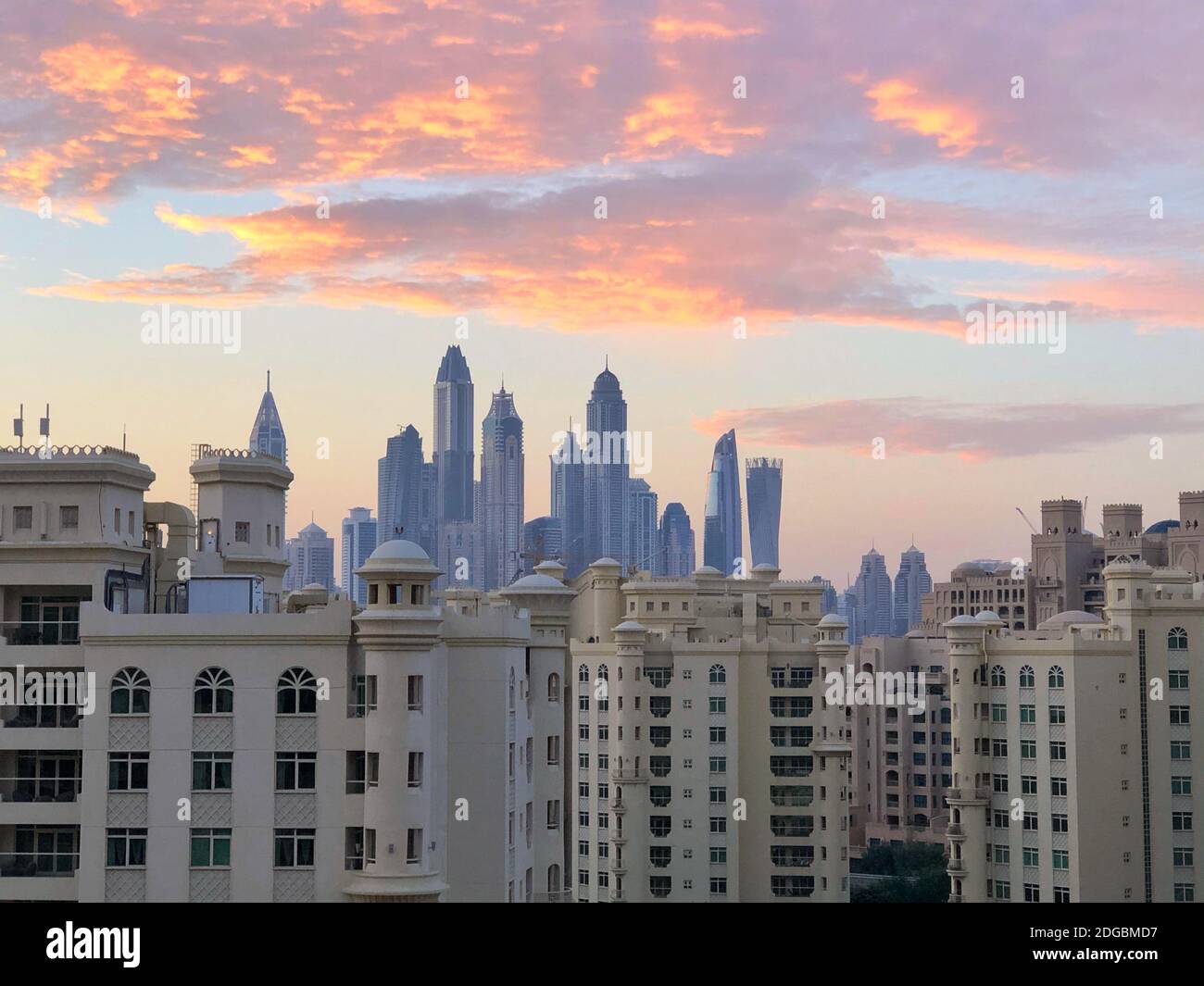 Stadtbild bei Sonnenaufgang, Dubai, VAE Stockfoto