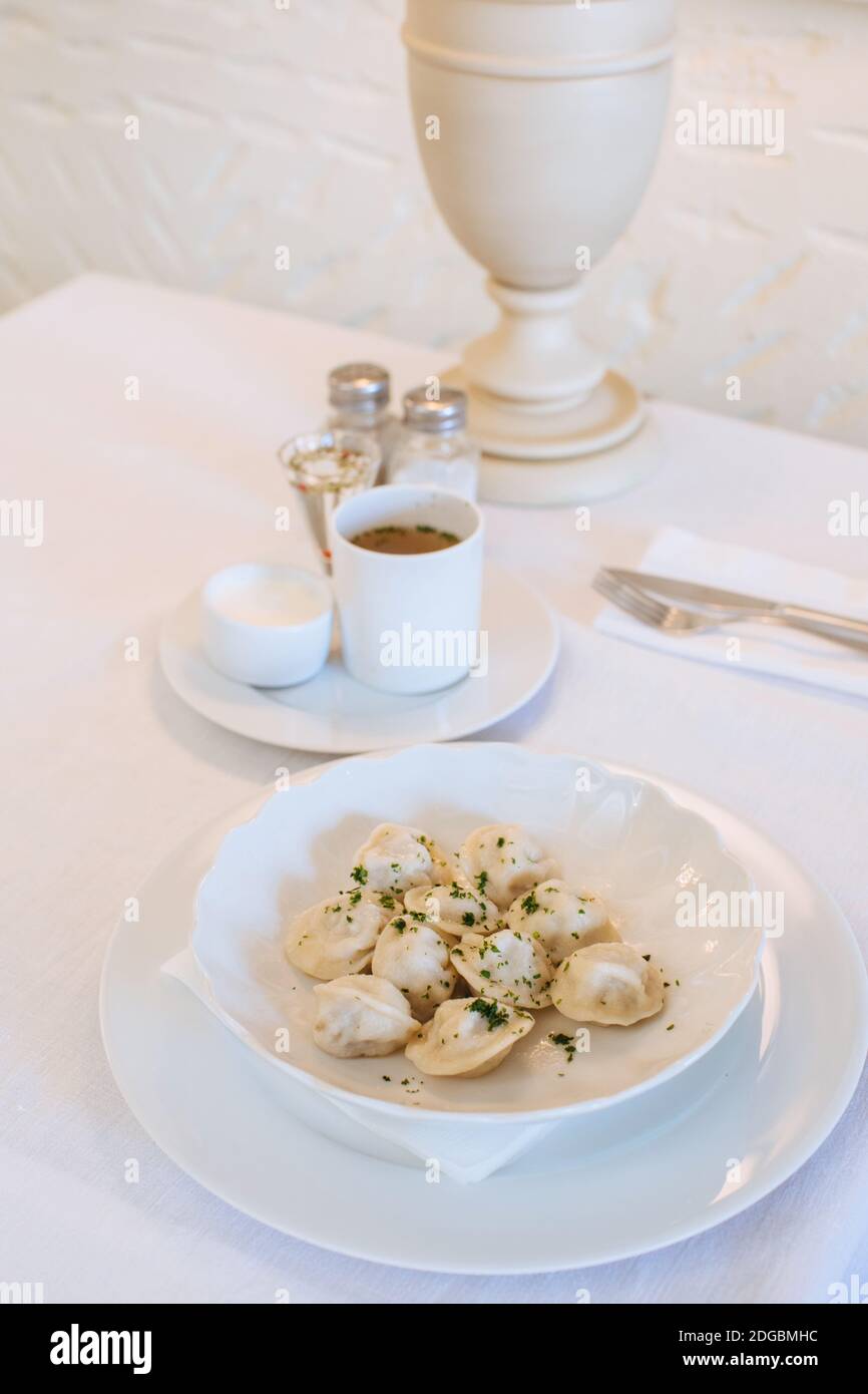 Schüssel der russischen Pelmeni Knödel auf dem Tisch in a Restaurant Stockfoto